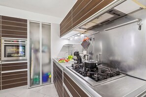 Family Apartment, 2 Bedrooms, Microwave (Maison Clélie - 200 M From Sea) | Dapur peribadi | Peti sejuk, ketuhar gelombang mikro, ketuhar, dapur 