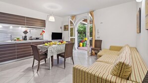 Familieleilighet, 2 soverom, mikrobølgeovn (Maison Clélie with Garden - 200 M) | Oppholdsområde