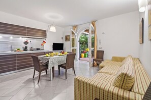 Family Apartment, 2 Bedrooms, Microwave (Maison Clélie - 200 M From Sea) | Ruang tamu | TV skrin rata 