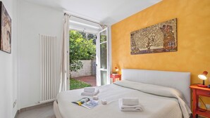 Familieleilighet, 2 soverom, mikrobølgeovn (Maison Clélie with Garden - 200 M) | 2 soverom