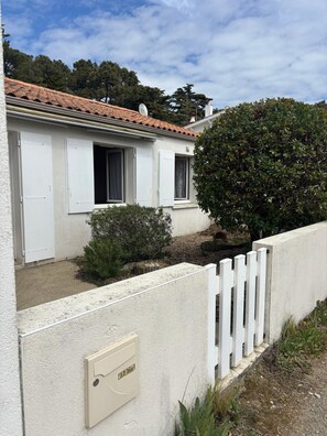 A house with a tiled roof, white exterior walls, and a white fence. - Seaside (La Tranche-sur-Mer)