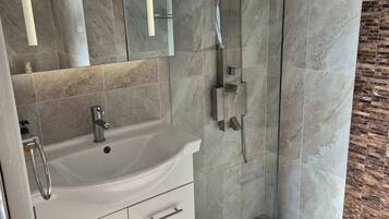 Apartment, 1 Bedroom, City View | Bathroom