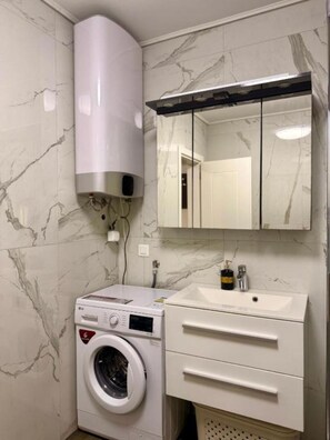 Bathroom - Deluxe Family Suite With Shared Pool (Lastva Grbaljska)