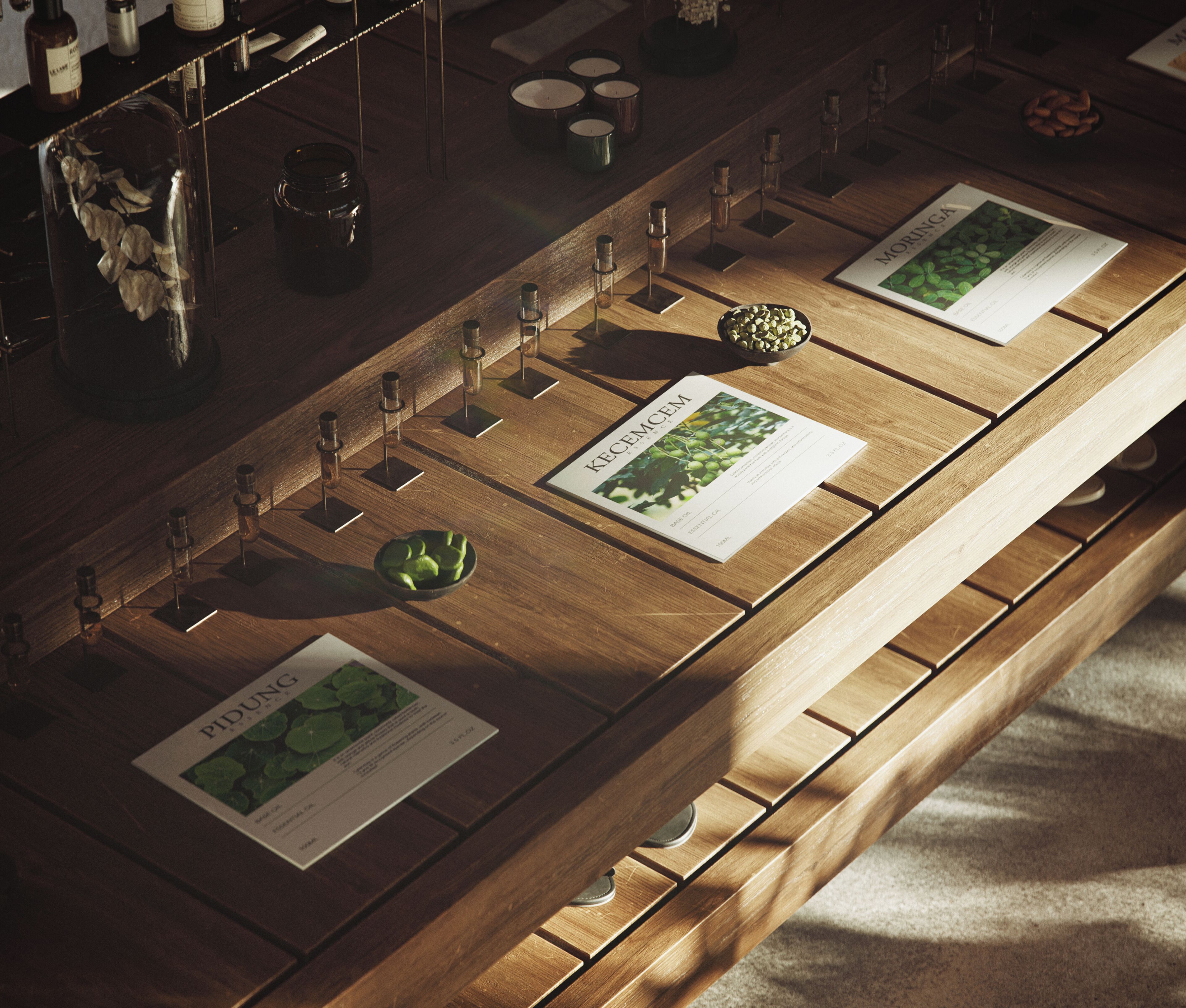 Eine Holztapletafel mit Beschriftungen für verschiedene Spirituosen, ein Glas Wasser und eine Schüssel Nüsse.