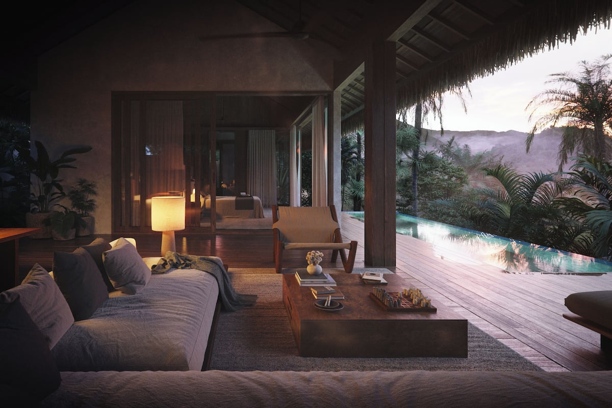 Una habitación acogedora con un sofá, una mesa de centro y una lámpara. Se ve una piscina y follaje por la ventana.