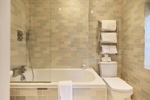 Apartment, Terrasse | Badezimmer