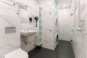 Deluxe-Apartment, Balkon, Meerblick | Badezimmer
