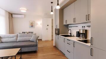 Deluxe-Apartment, Balkon, Meerblick | Wohnbereich