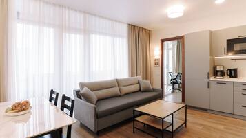 Superior-Apartment, Balkon, Meerblick | Wohnbereich