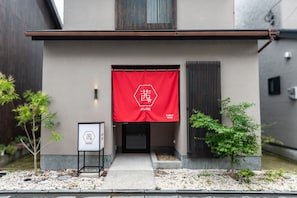 Front of property - Irodori Hotel AKANE (fukuokashi,hakataku,kamigofukumachi)