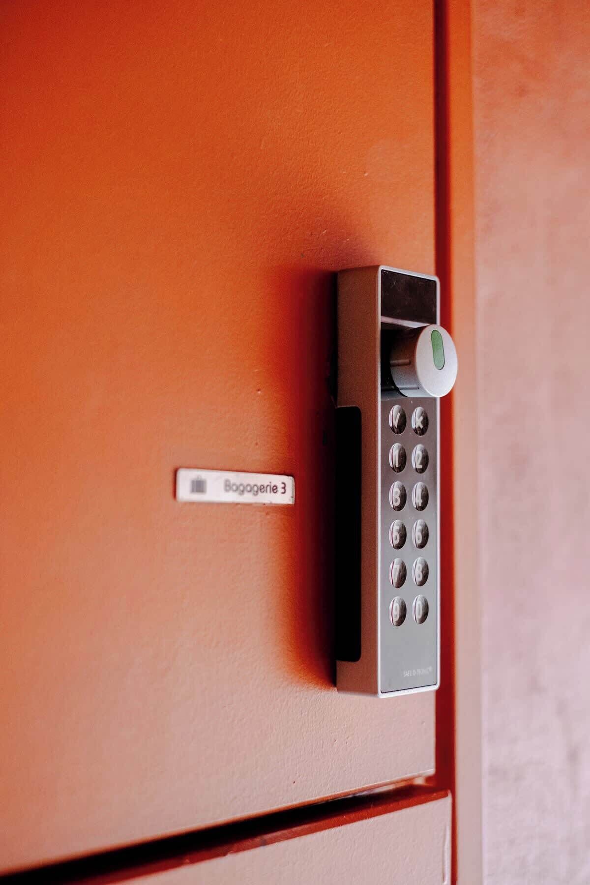 Une porte dotée d’un clavier numérique et d’un lecteur de carte, portant l’inscription « Bogogerie 3 ».