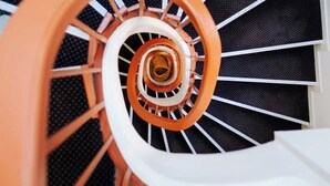 A spiral staircase with a central handrail and steps. - Babylon Popincourt 13 (Paris)