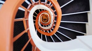 Eine Wendeltreppe mit einer zentralen Handstange und Stufen.