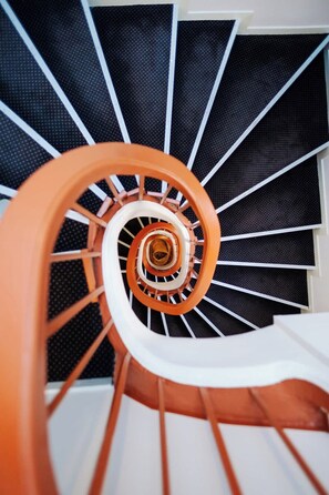 Eine Wendeltreppe mit einer zentralen Handstange und Stufen.