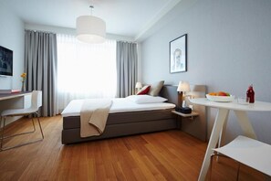 In-room safe, laptop workspace, soundproofing, free WiFi - ipartment Frankfurt Europaviertel (Frankfurt am Main)