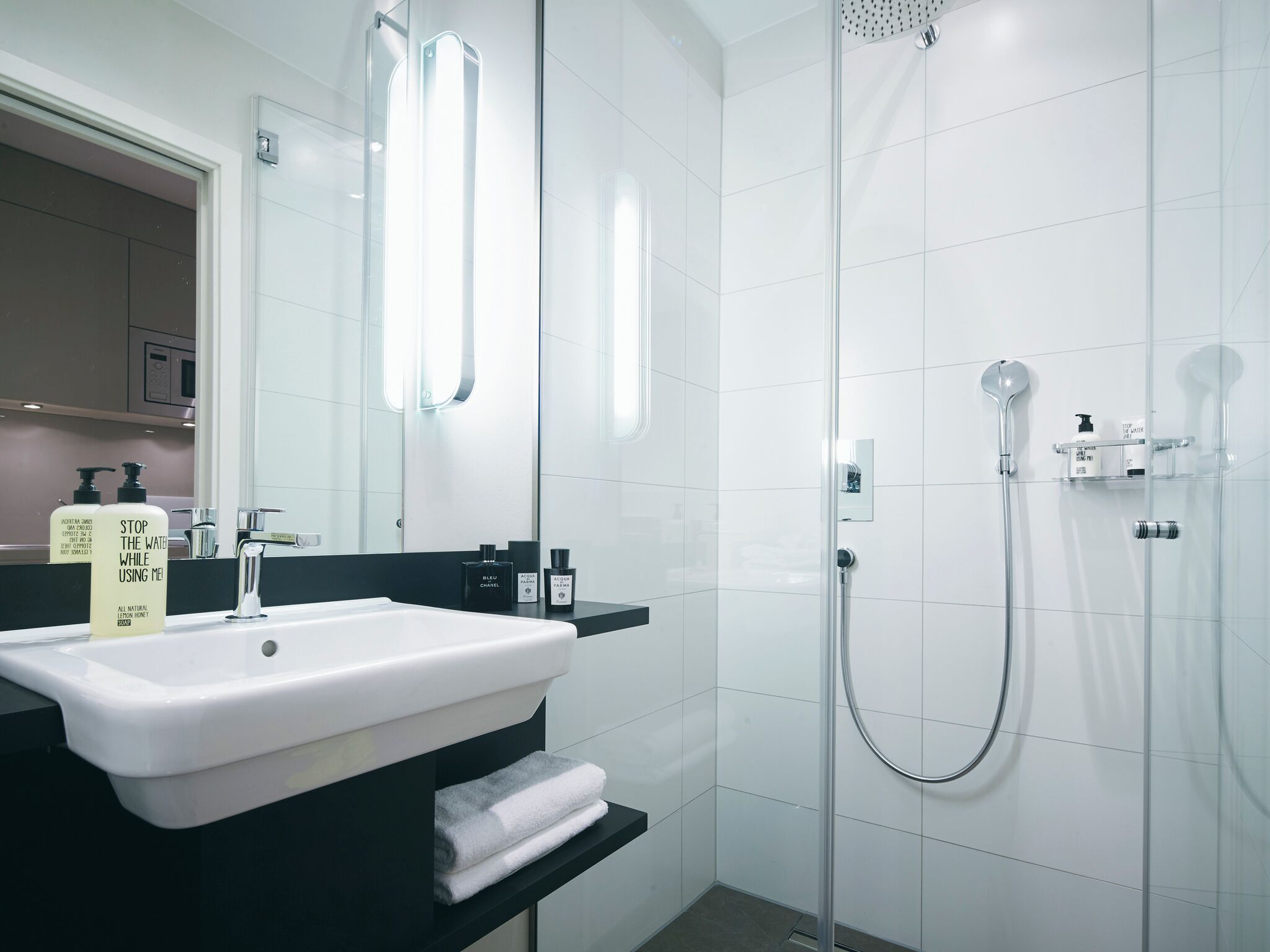 Standard-Studio | Badezimmer | Dusche, Haartrockner, Handtücher, Seife