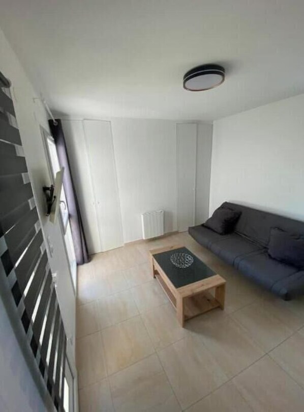 Living area - Vrbo Property (Royan)