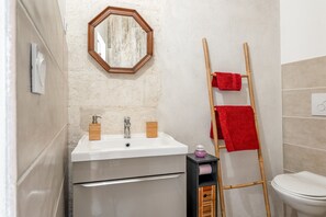 Douche, sĂšche-cheveux, serviettes fournies