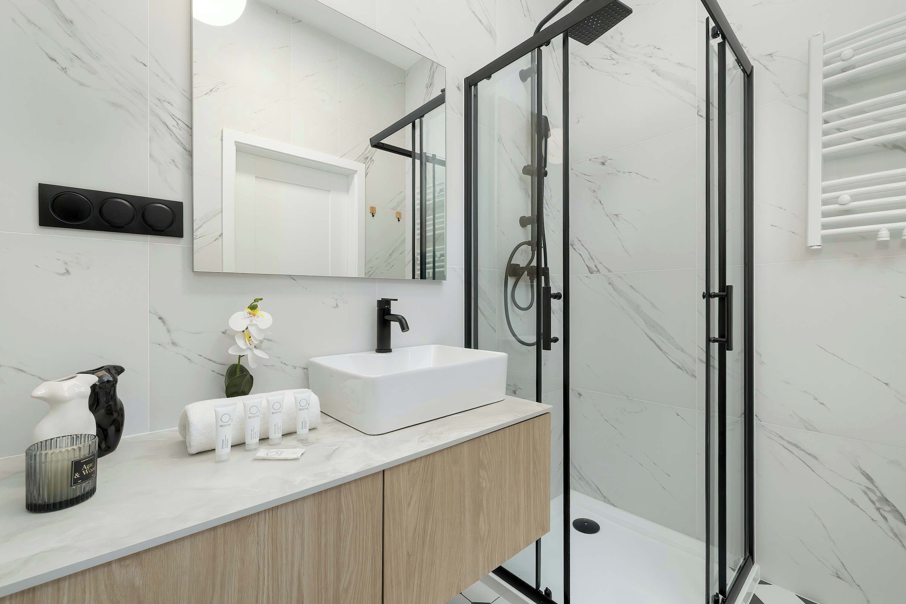 Een douche, een haardroger, handdoeken, shampoo