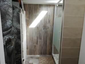 Dusche, Haartrockner, Handtücher