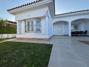 Exterior - Chalet with Private Pool and Tranquility near La Barrosa (Chiclana de la Frontera)