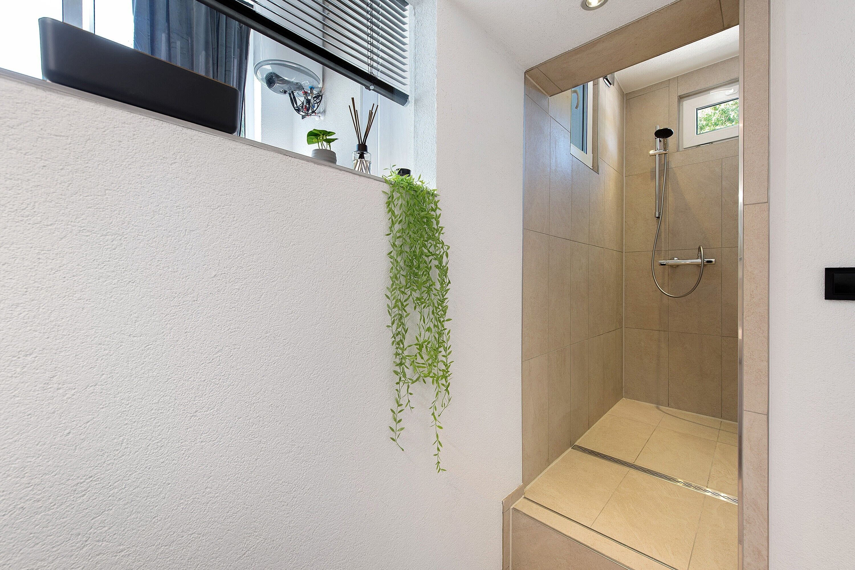 Dusche, Haartrockner, Handtücher