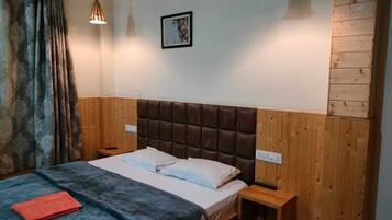 Standard Room | Desk