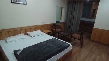 Deluxe Room | Desk