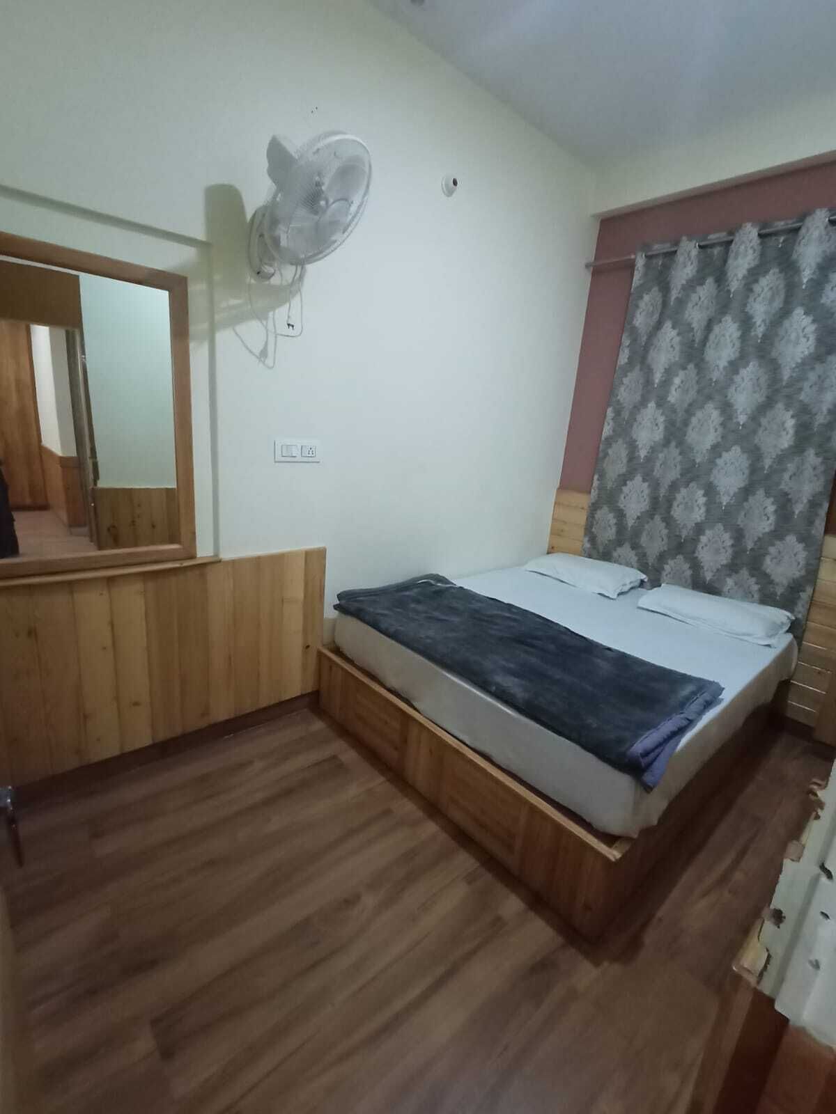 Deluxe Room | Desk