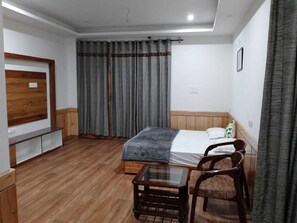 Family Room | Desk - Mathan View Homestay (Bhuntar)
