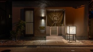 Un edificio con un cartel que dice 'UGUISU Hotel'.