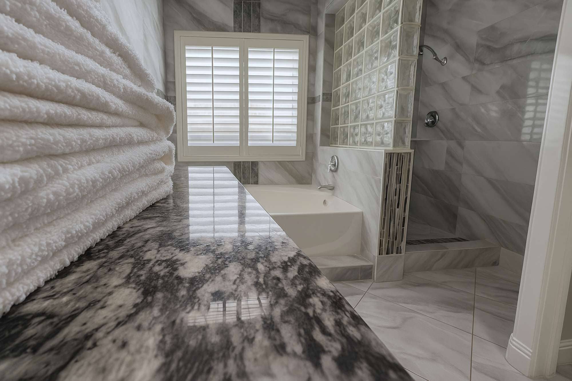 Een douche, een haardroger, een bidet, handdoeken