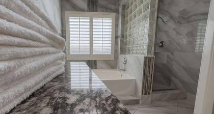 Stone Sanctuary 5BD*Northwest: Heated* Pool, Projector, Arcade Game, Billiards, Family Park Adjacent