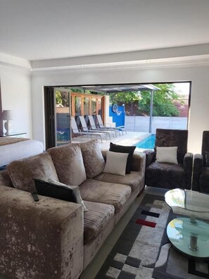 Room, 1 Bedroom | Living room - Room-17 On Buffalo Sandton (Johannesburg)