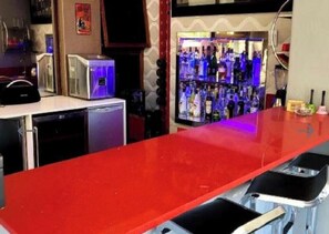 Room, 1 Bedroom | Bar (on property)