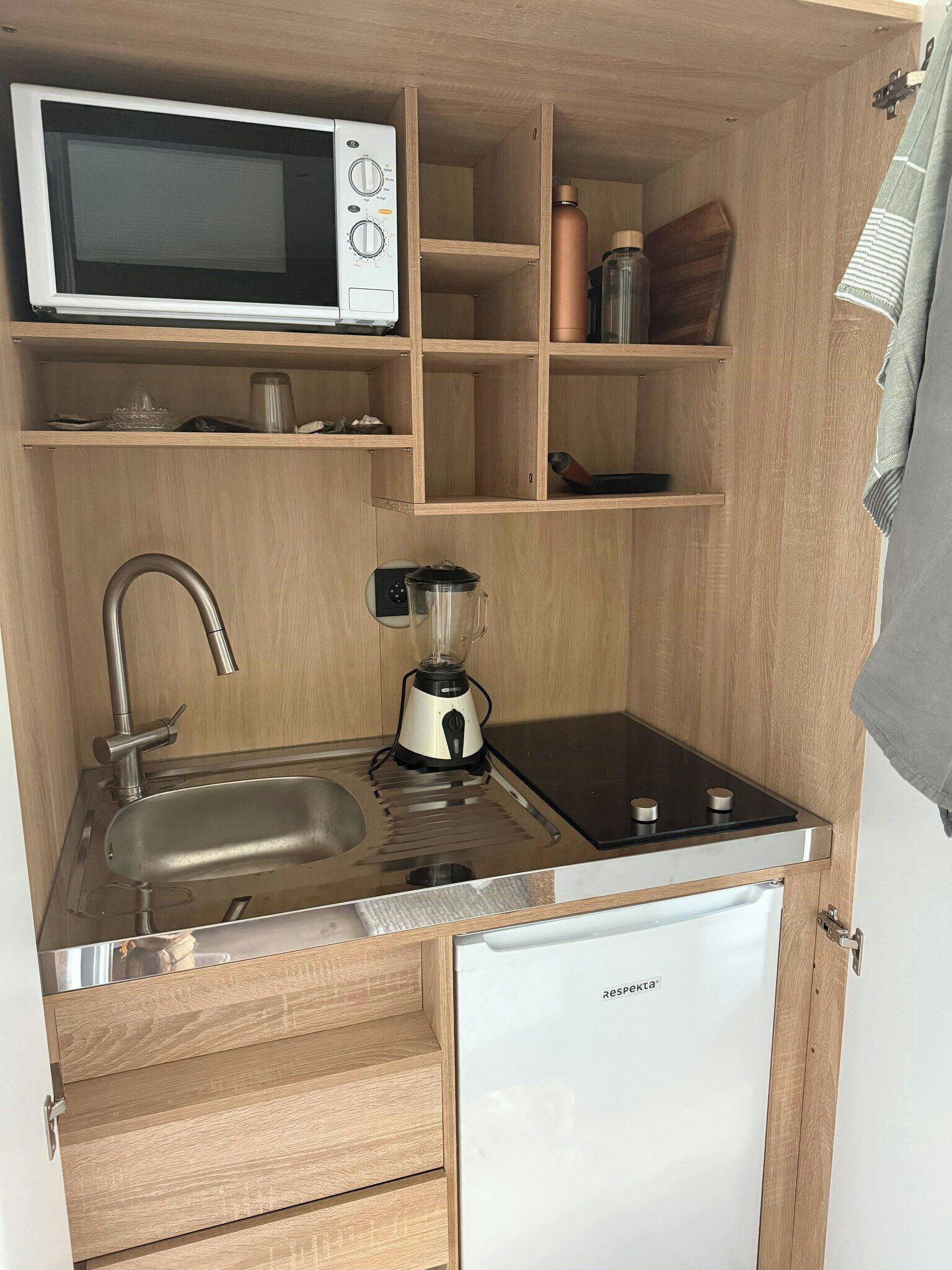 Coffee/tea maker, microwave