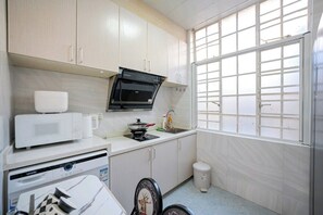 Comfort Quadruple Room, Kitchenette, Courtyard Area | Private kitchen - Shanghai Cola Lane House (Shanghai)
