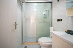 Habitación cuádruple Confort, cocineta, en el área del patio | Baño
