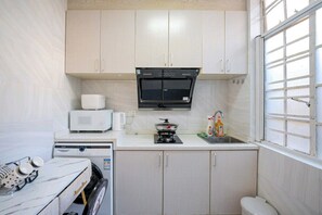 Habitación cuádruple Confort, cocineta, en el área del patio | Cocina privada