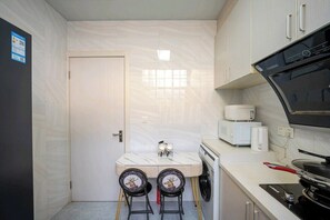Comfort Quadruple Room, Kitchenette, Courtyard Area | Private kitchen - Shanghai Cola Lane House (Shanghai)