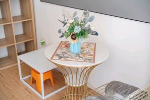 Comfort Quadruple Room, Kitchenette, Courtyard Area | Interior - Shanghai Cola Lane House (Shanghai)