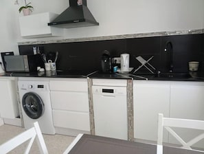 Wasserkocher mit Kaffee-/Teezubehör, Kühlschrank, Mikrowelle, Herdplatte