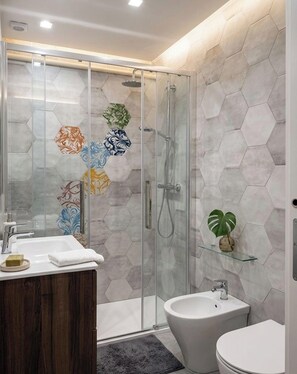Een douche, een haardroger, handdoeken