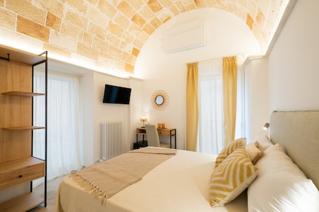 WiFi, bed sheets. Room 'Celine Dimora & Suite - Alida' with Shared Garden, Wi-Fi and Air Conditioning