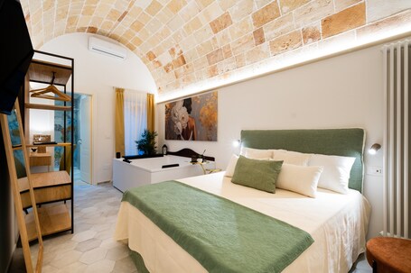 WiFi, bed sheets. Room 'Celine Dimora & Suite -' with Private Terrace, Wi-Fi and Air Conditioning