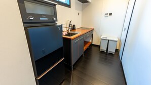 Una cocina compacta con horno integrado, lavabo y lavavajillas.