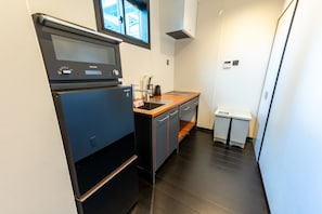 Villa | Cocina privada | Refrigerador con congelador, microondas y utensilios de cocina 