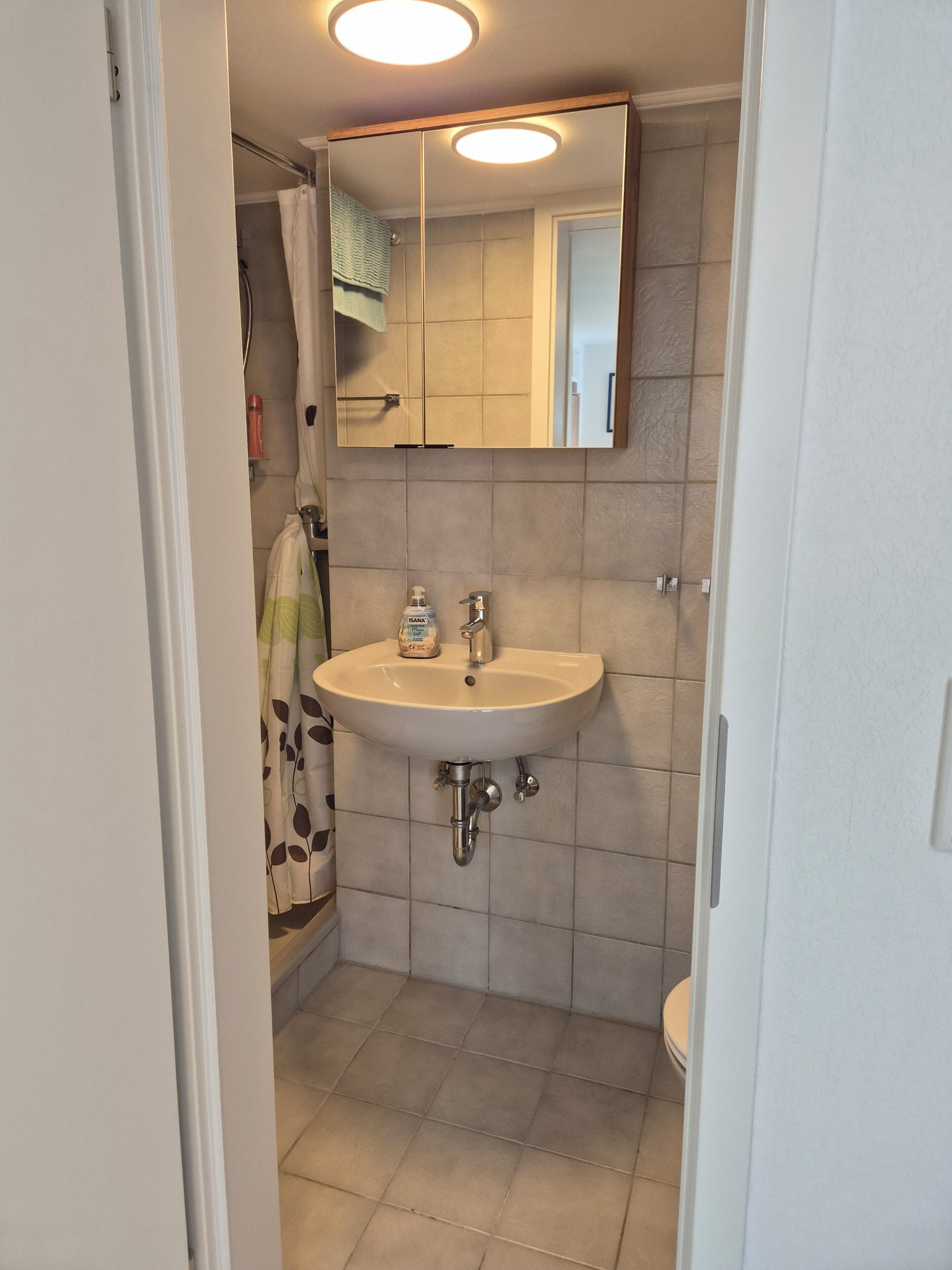 Douche, sèche-cheveux, serviettes fournies, savon