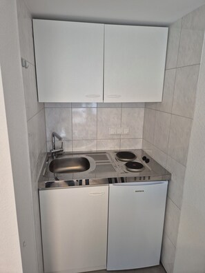 Kühlschrank, Herdplatte, Wasserkocher mit Kaffee-/Teezubehör
