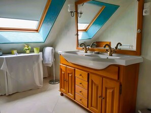 Douche, sèche-cheveux, serviettes fournies